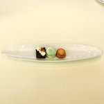 レストランひらまつ レゼルヴ - 特別ランチ<平日限定> 1980円 のオレンジのサフレ、ピスタチオのマカロン、ガトーショコラ