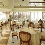 レストランひらまつ レゼルヴ - 店内のテーブル席の風景です