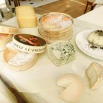 レストランひらまつ レゼルヴ - 1切れ900円のオプションのチーズ