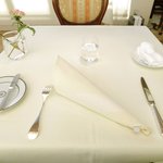 レストランひらまつ レゼルヴ - 店内のテーブル席の風景です