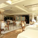 レストランひらまつ レゼルヴ - 店内のテーブル席の風景です