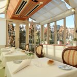 レストランひらまつ レゼルヴ - 店内のテーブル席の風景です