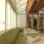 レストランひらまつ レゼルヴ - 店内のテーブル席の風景です