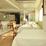 レストランひらまつ レゼルヴ - 店内のテーブル席の風景です