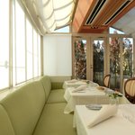 レストランひらまつ レゼルヴ - 店内のテーブル席の風景です