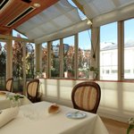 レストランひらまつ レゼルヴ - 店内のテーブル席の風景です