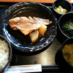 楽市 - 日替り魚ランチ【赤魚煮付け定食 ￥800(税込)】