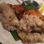 タンドールバル カマルプール - タンドリーチキンミックス。手前が甘め、後ろがスパイシーな味付け