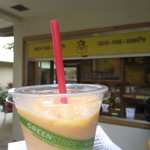 Lanikai Juice Hawaii - お店の前で