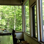 GROVE CAFE - 窓からの新緑が眩しい