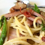 GROVE CAFE - スモークベーコンとアスパラのペペロンチーノ