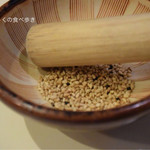 とん太 - ごまをスリスリ