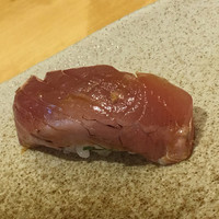 すし 弥助 - カツオ。旬だし美味しいし、追加を頂きました☆