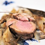 ペレグリーノ - フランス　シストロン産　仔羊のアッロースト　新玉ねぎのフォンドゥータ添え　アチェート・バルサミコDOP