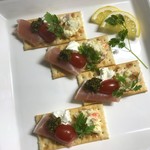 Caviar House & Prunier - クラッカーにキャビアをのせたカナッペを作りました