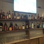 バー チアー - カウンターのテレビ。奥のテーブル席にもテレビ設置。