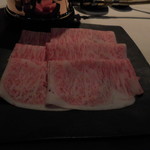 瀬里奈 - 神戸牛の最優秀賞受賞牛のサーロインのしゃぶしゃぶ肉・その２です。お皿が通常の神戸牛と異なります。