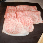 瀬里奈 - 神戸牛の最優秀賞受賞牛のサーロインのしゃぶしゃぶ肉を、１枚食べた後です。