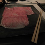 瀬里奈 - 神戸牛の最優秀賞受賞牛のサーロインのしゃぶしゃぶ肉を２枚食べた後です。脂の溶ける温度が特撰牛より低いので、一部分が溶けて透明になっているのが分かります。