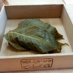 長命寺 桜もち - 召し上り（煎茶付き）１個300円