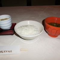 瀬里奈 本店 - 魚沼産コシヒカリの白いご飯と茶碗蒸し、味噌汁です。