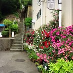 麩市 - お店の横に足羽山に登る百坂があります