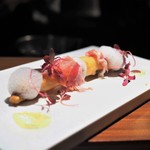 TACUBO - ホワイトアスパラガスのベニエとそのソース　生ハム添え　ふきのとうの泡