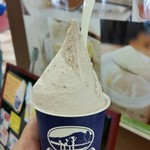 富士朝霧高原　富士ミルクランド - いちごミルクジェラート、３７０円。