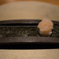 六雁 - 一口寿司　白海老海苔巻き