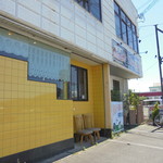 パラティク レストラン - 黄色い店舗が道から目立ちます