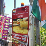 Parathikuresutoran - 道沿いに看板と国旗