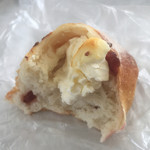 ブーランジェリー・ゼロサンゴ - 2017年5月下旬 クリームチーズとベリーのフォカッチャを割ったところ。