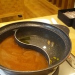 しゃぶ鍋ビュッフェ NS+ - 右が昆布出汁で左が四川火鍋です。お肉は豚ロースとバラかな
