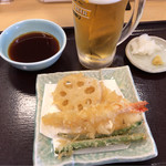 天丼てんや - 天ぷら4品と生ビールのセット 580円。