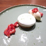 リョウリヤ ステファン パンテル - ライムのムース　柚子のアイスクリーム　上賀茂のイチゴ