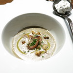 レンズ豆のスープ　スモークした蛍烏賊とモンべリア　サワークリーム添え