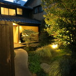 リョウリヤ ステファン パンテル - エントランスからの中庭を抜けるアプローチ