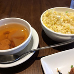 豊栄 - 白飯代替えの卵炒飯は白飯代替らしい控えめな味。
      サービススープは鶏肉、干し海老、大根、里芋、長葱、クコの実入り。
      丁寧な作り、何れも美味です。