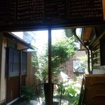 チャルラール - 中庭が見える店内