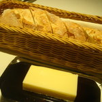 レストラン リューズ - 自家製パンと無塩バター。