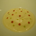 レストラン リューズ - フランス産ホワイトアスパラガスのババロアとずわい蟹のアンサンブル。