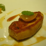 レストラン リューズ - フランス産フォアグラのソテー　金柑のコンポートとルッコラをあしらって。