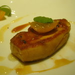 レストラン リューズ - フランス産フォアグラのソテー　金柑のコンポートとルッコラをあしらって。