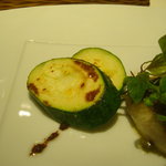 レストラン リューズ - 長崎産サワラのポワレ　ズッキーニと生姜風味のコンディメントを添えて。