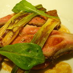 レストラン リューズ - 仔羊背肉のロースト　ポテトのフォンダン　レモンのアクセント。