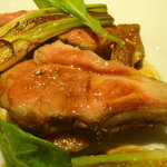 レストラン リューズ - 仔羊背肉のロースト　ポテトのフォンダン　レモンのアクセント。