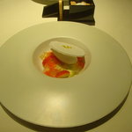 レストラン リューズ - 苺　ヴェルヴェーヌのジュレとピスタチオのクレーム　ミルクのソルベを乗せて。