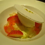 レストラン リューズ - 苺　ヴェルヴェーヌのジュレとピスタチオのクレーム　ミルクのソルベを乗せて。