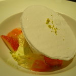 レストラン リューズ - 苺　ヴェルヴェーヌのジュレとピスタチオのクレーム　ミルクのソルベを乗せて。