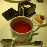 レストラン リューズ - 紅茶と小菓子。